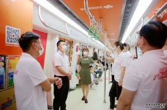 广西福彩中心青年干部职工乘坐体验“福彩公益号”主题地铁列车